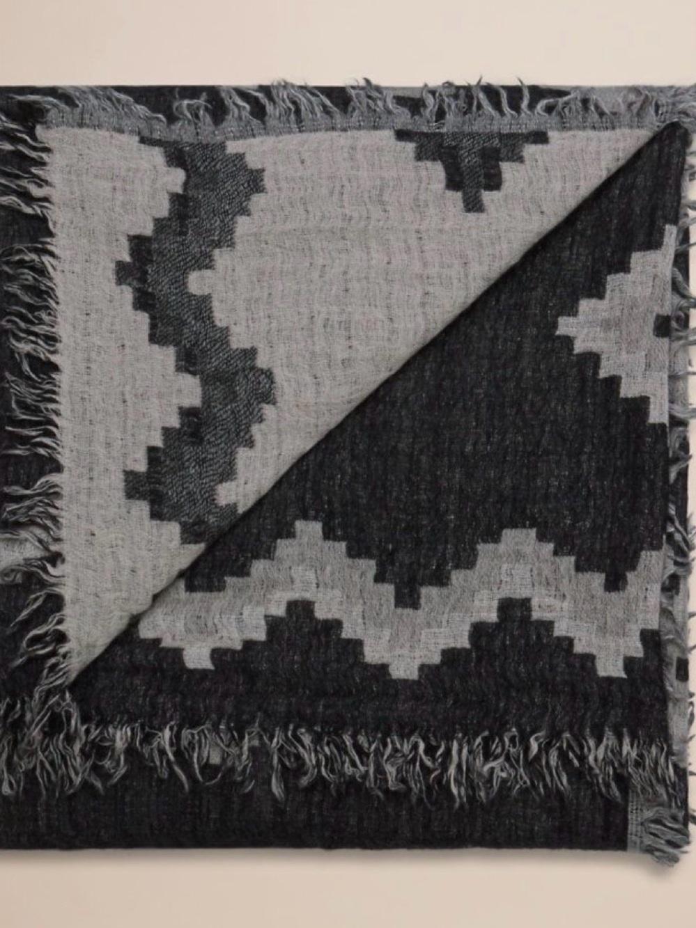 Aritzia Wilfred Diamond Mosaic Blanket Scarf